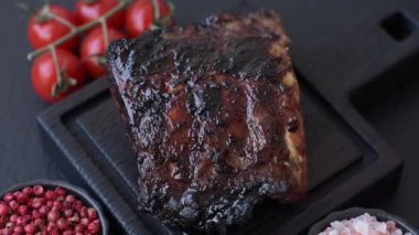 Izgara ya da ızgara domuz eti ya da biftek, kırmızı soslu et, yemek masası için hazır. Tasarımınız için ızgara kaburga.
