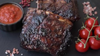 Izgara ya da ızgara domuz eti ya da biftek, kırmızı soslu et, yemek masası için hazır. Tasarımınız için ızgara kaburga.