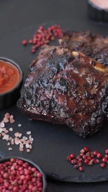 Izgara ya da ızgara domuz eti ya da biftek, kırmızı soslu et, yemek masası için hazır. Tasarımınız için ızgara kaburga.