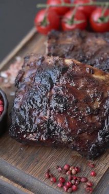 Izgara ya da ızgara domuz eti ya da biftek, kırmızı soslu et, yemek masası için hazır. Tasarımınız için ızgara kaburga.