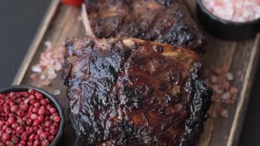 Izgara ya da ızgara domuz eti ya da biftek, kırmızı soslu et, yemek masası için hazır. Tasarımınız için ızgara kaburga.