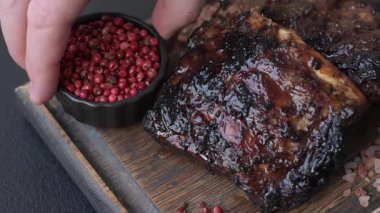 Izgara ya da ızgara domuz eti ya da biftek, kırmızı soslu et, yemek masası için hazır. Tasarımınız için ızgara kaburga.