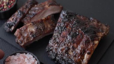 Izgara ya da ızgara domuz eti ya da biftek, kırmızı soslu et, yemek masası için hazır. Tasarımınız için ızgara kaburga.