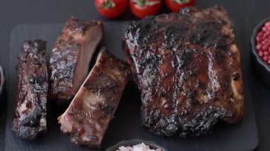 Izgara ya da ızgara domuz eti ya da biftek, kırmızı soslu et, yemek masası için hazır. Tasarımınız için ızgara kaburga.