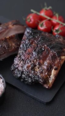 Izgara ya da ızgara domuz eti ya da biftek, kırmızı soslu et, yemek masası için hazır. Tasarımınız için ızgara kaburga.