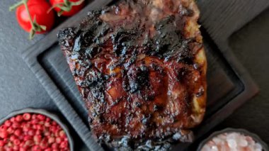 Izgara ya da ızgara domuz eti ya da biftek, kırmızı soslu et, yemek masası için hazır. Tasarımınız için ızgara kaburga.