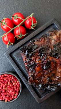 Izgara ya da ızgara domuz eti ya da biftek, kırmızı soslu et, yemek masası için hazır. Tasarımınız için ızgara kaburga.