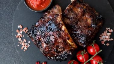 Izgara ya da ızgara domuz eti ya da biftek, kırmızı soslu et, yemek masası için hazır. Tasarımınız için ızgara kaburga.