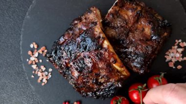 Izgara ya da ızgara domuz eti ya da biftek, kırmızı soslu et, yemek masası için hazır. Tasarımınız için ızgara kaburga.