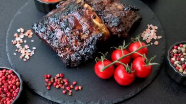 Izgara ya da ızgara domuz eti ya da biftek, kırmızı soslu et, yemek masası için hazır. Tasarımınız için ızgara kaburga.