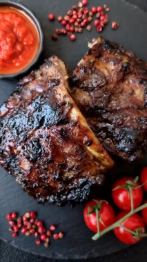 Izgara ya da ızgara domuz eti ya da biftek, kırmızı soslu et, yemek masası için hazır. Tasarımınız için ızgara kaburga.