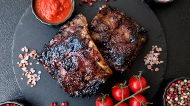 Izgara ya da ızgara domuz eti ya da biftek, kırmızı soslu et, yemek masası için hazır. Tasarımınız için ızgara kaburga.