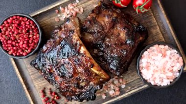 Izgara ya da ızgara domuz eti ya da biftek, kırmızı soslu et, yemek masası için hazır. Tasarımınız için ızgara kaburga.