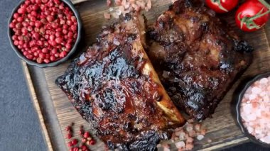 Izgara ya da ızgara domuz eti ya da biftek, kırmızı soslu et, yemek masası için hazır. Tasarımınız için ızgara kaburga.