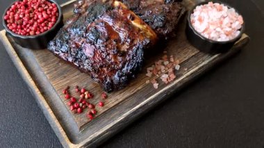 Izgara ya da ızgara domuz eti ya da biftek, kırmızı soslu et, yemek masası için hazır. Tasarımınız için ızgara kaburga.