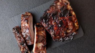 Izgara ya da ızgara domuz eti ya da biftek, kırmızı soslu et, yemek masası için hazır. Tasarımınız için ızgara kaburga.