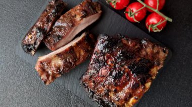 Izgara ya da ızgara domuz eti ya da biftek, kırmızı soslu et, yemek masası için hazır. Tasarımınız için ızgara kaburga.