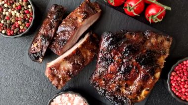 Izgara ya da ızgara domuz eti ya da biftek, kırmızı soslu et, yemek masası için hazır. Tasarımınız için ızgara kaburga.