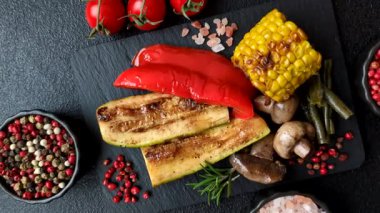 Mısır, dolmalık biber, kabak ve ızgara mantar gibi sebzelerin yanı sıra yemek masası için tuz ve baharat. Tasarımınız için yiyecek olarak ızgara sebze.