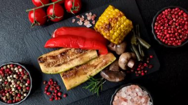 Mısır, dolmalık biber, kabak ve ızgara mantar gibi sebzelerin yanı sıra yemek masası için tuz ve baharat. Tasarımınız için yiyecek olarak ızgara sebze.