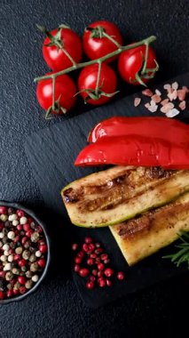 Mısır, dolmalık biber, kabak ve ızgara mantar gibi sebzelerin yanı sıra yemek masası için tuz ve baharat. Tasarımınız için yiyecek olarak ızgara sebze.