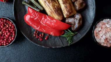 Mısır, dolmalık biber, kabak ve ızgara mantar gibi sebzelerin yanı sıra yemek masası için tuz ve baharat. Tasarımınız için yiyecek olarak ızgara sebze.