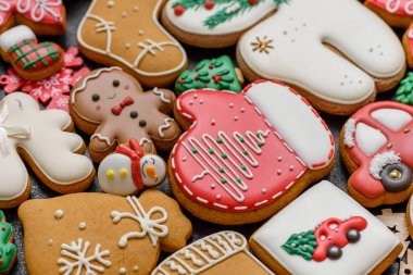 Noel kurabiyeleri, Noel sofrası için süslemeli tatlı zencefilli kurabiyeler. Tasarımınız için Noel kurabiyesi arkaplanı olarak