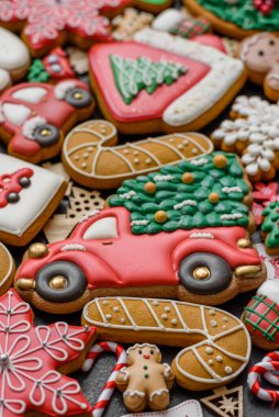 Noel kurabiyeleri, Noel sofrası için süslemeli tatlı zencefilli kurabiyeler. Tasarımınız için Noel kurabiyesi arkaplanı olarak