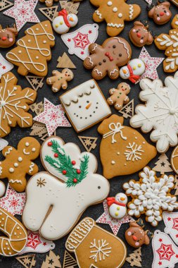 Noel kurabiyeleri, Noel sofrası için süslemeli tatlı zencefilli kurabiyeler. Tasarımınız için Noel kurabiyesi arkaplanı olarak