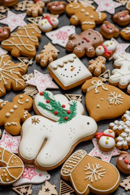 Noel kurabiyeleri, Noel sofrası için süslemeli tatlı zencefilli kurabiyeler. Tasarımınız için Noel kurabiyesi arkaplanı olarak