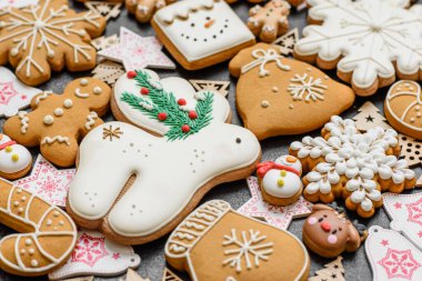 Noel kurabiyeleri, Noel sofrası için süslemeli tatlı zencefilli kurabiyeler. Tasarımınız için Noel kurabiyesi arkaplanı olarak