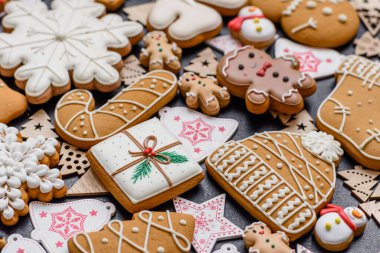 Noel kurabiyeleri, Noel sofrası için süslemeli tatlı zencefilli kurabiyeler. Tasarımınız için Noel kurabiyesi arkaplanı olarak