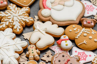 Noel kurabiyeleri, Noel sofrası için süslemeli tatlı zencefilli kurabiyeler. Tasarımınız için Noel kurabiyesi arkaplanı olarak