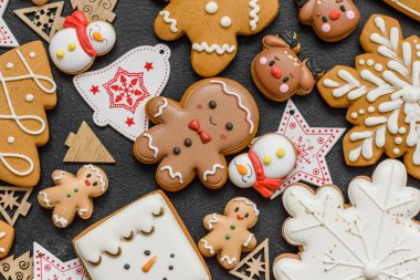 Noel kurabiyeleri, Noel sofrası için süslemeli tatlı zencefilli kurabiyeler. Tasarımınız için Noel kurabiyesi arkaplanı olarak