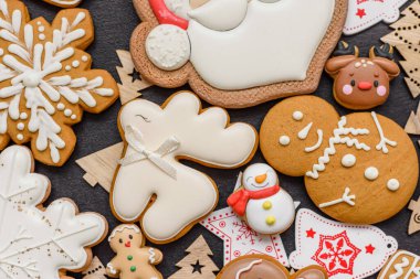 Noel kurabiyeleri, Noel sofrası için süslemeli tatlı zencefilli kurabiyeler. Tasarımınız için Noel kurabiyesi arkaplanı olarak