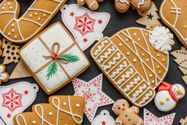 Noel kurabiyeleri, Noel sofrası için süslemeli tatlı zencefilli kurabiyeler. Tasarımınız için Noel kurabiyesi arkaplanı olarak