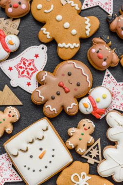 Noel kurabiyeleri, Noel sofrası için süslemeli tatlı zencefilli kurabiyeler. Tasarımınız için Noel kurabiyesi arkaplanı olarak