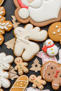 Noel kurabiyeleri, Noel sofrası için süslemeli tatlı zencefilli kurabiyeler. Tasarımınız için Noel kurabiyesi arkaplanı olarak