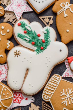 Noel kurabiyeleri, Noel sofrası için süslemeli tatlı zencefilli kurabiyeler. Tasarımınız için Noel kurabiyesi arkaplanı olarak