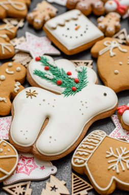 Noel kurabiyeleri, Noel sofrası için süslemeli tatlı zencefilli kurabiyeler. Tasarımınız için Noel kurabiyesi arkaplanı olarak