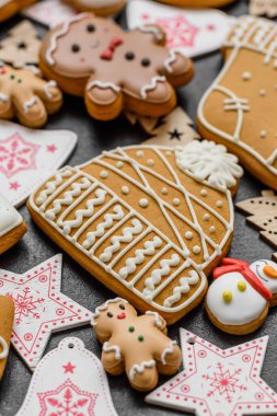 Noel kurabiyeleri, Noel sofrası için süslemeli tatlı zencefilli kurabiyeler. Tasarımınız için Noel kurabiyesi arkaplanı olarak