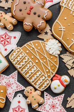 Noel kurabiyeleri, Noel sofrası için süslemeli tatlı zencefilli kurabiyeler. Tasarımınız için Noel kurabiyesi arkaplanı olarak