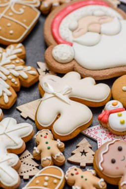 Noel kurabiyeleri, Noel sofrası için süslemeli tatlı zencefilli kurabiyeler. Tasarımınız için Noel kurabiyesi arkaplanı olarak