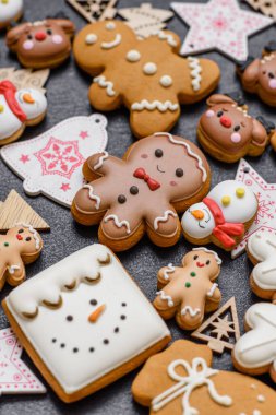Noel kurabiyeleri, Noel sofrası için süslemeli tatlı zencefilli kurabiyeler. Tasarımınız için Noel kurabiyesi arkaplanı olarak