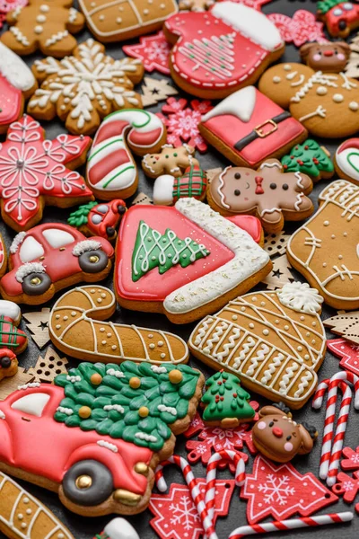 Noel kurabiyeleri, Noel sofrası için süslemeli tatlı zencefilli kurabiyeler. Tasarımınız için Noel kurabiyesi arkaplanı olarak