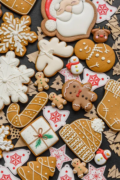 Noel kurabiyeleri, Noel sofrası için süslemeli tatlı zencefilli kurabiyeler. Tasarımınız için Noel kurabiyesi arkaplanı olarak