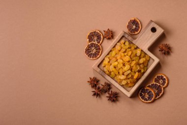 Üzümlerden yapılan tatlı, kuru, altın ya da sarı kuru üzüm sağlıklı, besleyici bir yemektir. Tasarımınız için gıda arka planı olarak altın kuru üzümler