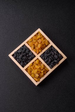 Üzümlerden yapılan tatlı, kuru, altın ya da sarı kuru üzüm sağlıklı, besleyici bir yemektir. Tasarımınız için gıda arka planı olarak altın kuru üzümler