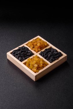 Üzümlerden yapılan tatlı, kuru, altın ya da sarı kuru üzüm sağlıklı, besleyici bir yemektir. Tasarımınız için gıda arka planı olarak altın kuru üzümler