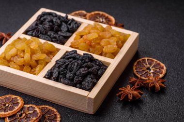 Üzümlerden yapılan tatlı, kuru, altın ya da sarı kuru üzüm sağlıklı, besleyici bir yemektir. Tasarımınız için gıda arka planı olarak altın kuru üzümler